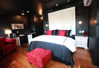 The Campbell Hotel has rooms with a private hot tub