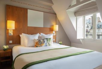 H  tel Le Tourville by Inwood Hotels has rooms with a private hot tub