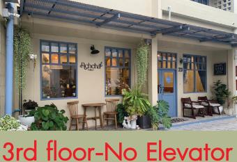 Achcha hotel - itsaraphap MRT station - Wat Arun has Balcony rooms