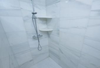 Hostal La Carretera has rooms with a private hot tub