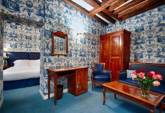 Relais H  tel du Vieux Paris has rooms with a private hot tub