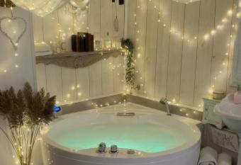 L Escapade Aixoise Sauna Balneo Jacuzzi Petit Dejeuner Boissons Netflix Centre Historique has rooms with a private hot tub