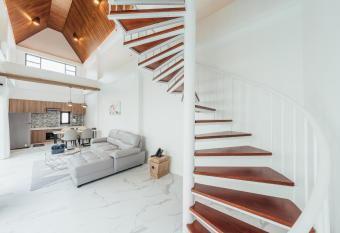 Poonsiri Varich Pool Villa Aonang has rooms with a private hot tub