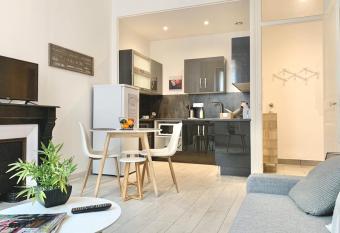 Light Pink T2 near Jaur  s Estacade Luminous #B3 allows 18 year olds to book a room