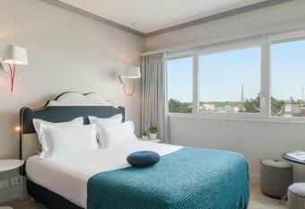 Hotel Atrium allows 18 year olds to book a room