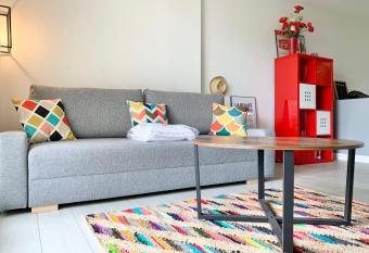 Large StudioGEM Free parking! Terrace #D1 allows 18 year olds to book a room