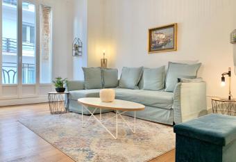 The sweet Jaur  s Spacious T4 city centre tramway Balcony #J0 allows 18 year olds to book a room