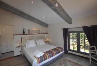 LE MAS DES COLOMBES allows 18 year olds to book a room