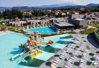 Sisan Family Resort has Balcony rooms