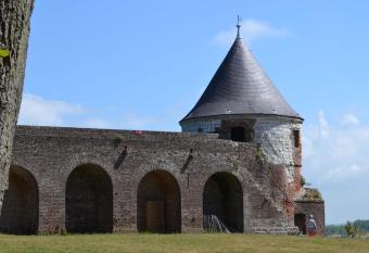 Auberge de jeunesse-La Hulotte allows 18 year olds to book a room