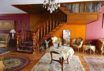 Elites 1 allows 18 year olds to book a room