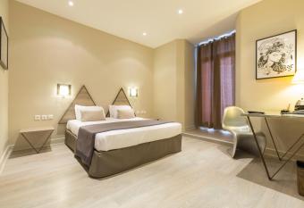 H  tel Amiraut   allows 18 year olds to book a room