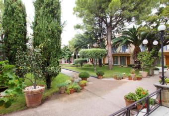 Mercure Marseille Centre Bompard La Corniche allows 18 year olds to book a room