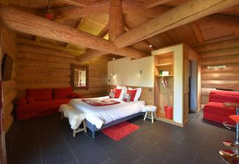 Les Chalets de Maramour has Balcony rooms