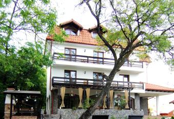 Pensiunea Comarnic-Moisa allows 18 year olds to book a room