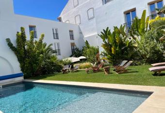 Casa Apollo Guesthouse allows 18 year olds to book a room