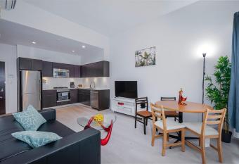 Downtown Stylish Condo Near Hilton&Mariott Hotel has Balcony rooms