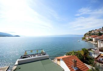 Topencarov Guest House has Smoking rooms