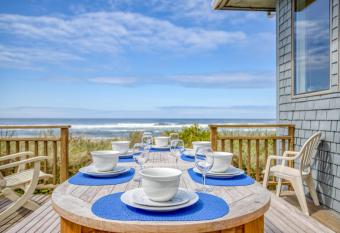 Oceanfront Retreat has Balcony rooms