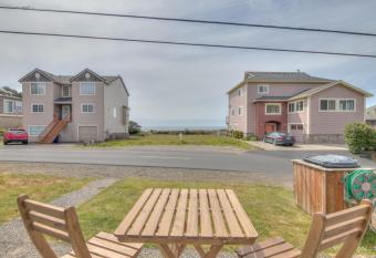 Sea Chalet has Balcony rooms