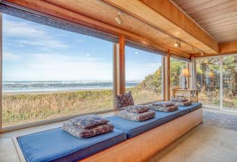 Seawoods has Balcony rooms