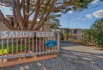 Sandy Feet has Balcony rooms