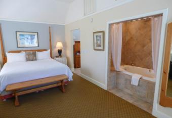 Briarwood Inn has rooms with a private hot tub