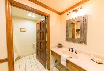 Posada de San Juan has rooms with a private hot tub