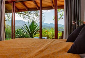 Bougainvillea Retreat has rooms with a private hot tub