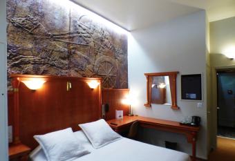 Terminus du Forez Saint-Etienne Centre has rooms with a private hot tub