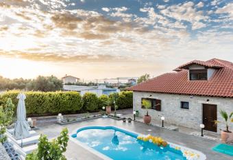 Casa Della Vita Gouves Cretan Luxury Villa allows 18 year olds to book a room