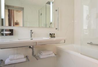 Acad  mie H  tel Saint Germain has rooms with a private hot tub