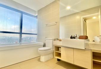 The Mirth Icon City Petaling Jaya has rooms with a private hot tub