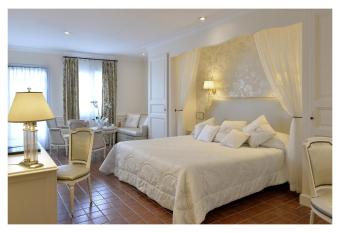 Auberge de Cassagne & Spa has rooms with a private hot tub