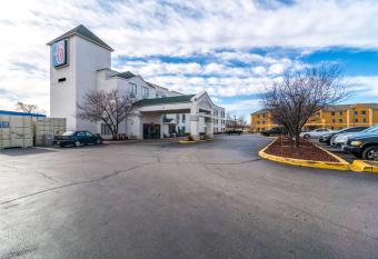 Motel 6 Harvey IL has Smoking rooms