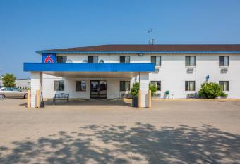 Motel 6-Fargo, ND - South allows 18 year olds to book a room