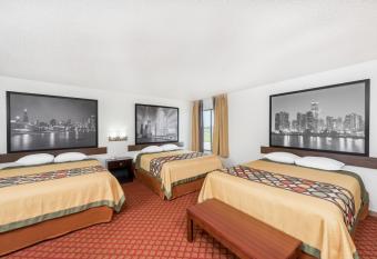 Super 8 by Wyndham Marshall has rooms with a private hot tub