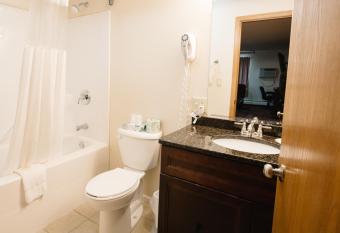 Days Inn by Wyndham Minot has rooms with a private hot tub