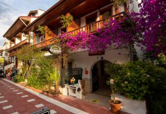 MANDAL  N AKYAKA has Balcony rooms