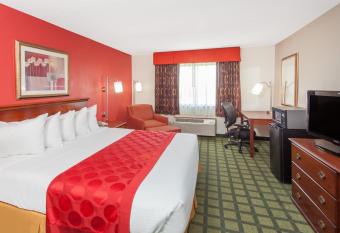 Ramada Limited Decatur has rooms with a private hot tub