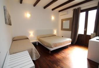 Al Centro Affittacamere allows 18 year olds to book a room