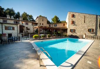 Albergo Fontanelle allows 18 year olds to book a room