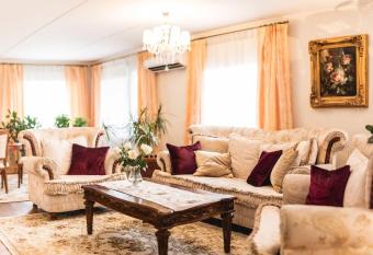 Raua 13 has rooms with a private hot tub