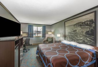 Super 8 by Wyndham Duluth allows 18 year olds to book a room