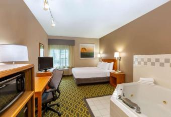 Days Inn & Suites by Wyndham Madison has rooms with a private hot tub