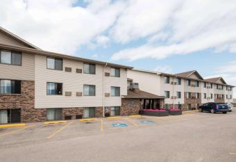 Serena Inn & Suites of Rapid City allows 18 year olds to book a room