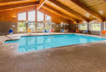 AmericInn by Wyndham Duluth South Black Woods Event Center has Balcony rooms