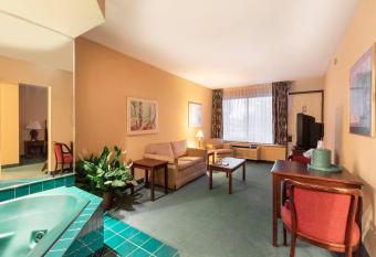 Mansion View Inn & Suites has rooms with a private hot tub