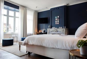 Broel4 allows 18 year olds to book a room