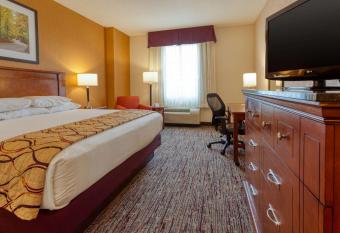 Drury Inn & Suites Indianapolis Northeast has rooms with a private hot tub